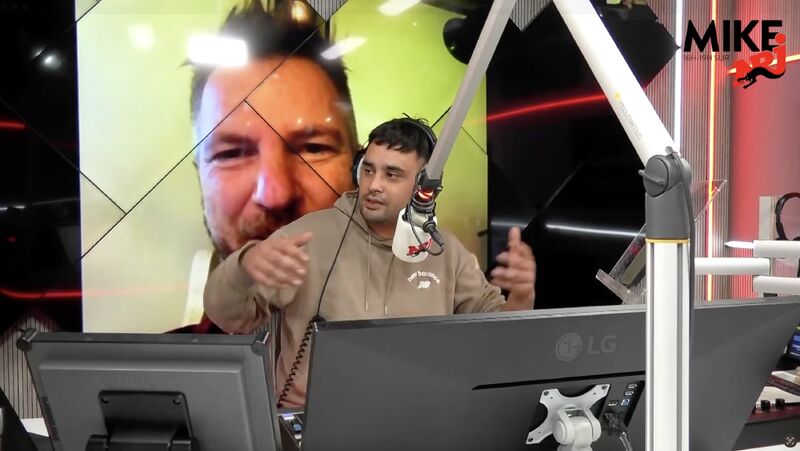 Nico Veto en visioconférence sur un écran du studio radio NRJ, émission Mike